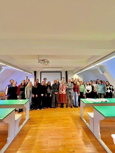 Julia Unterberger im Kreise der interessierten Zuhörerschaft