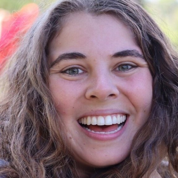 Zu sehen ist Elisabeth Sandler, sie lächelt.