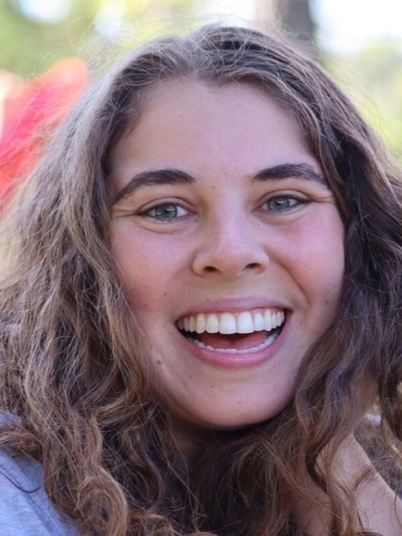 Zu sehen ist Elisabeth Sandler, sie lächelt.