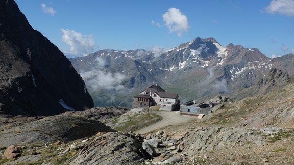 Schutzhütte im Hintergrund Bergpanorama