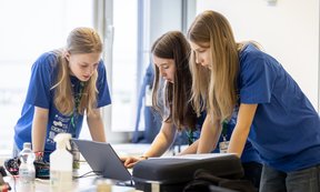 Drei Schülerinnen beim diesjährigen RoboCup