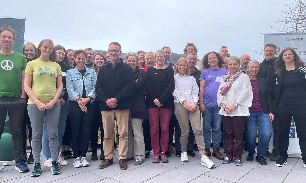 Gruppenfoto mehrerer Personen im Freien.