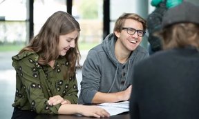 Zu sehen sind Studierende.