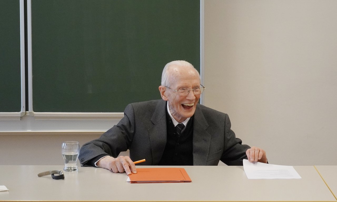 August Schmied freut sich über seine abgeschlossene Arbeit.
