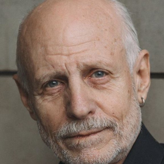 Portät Russell Belk