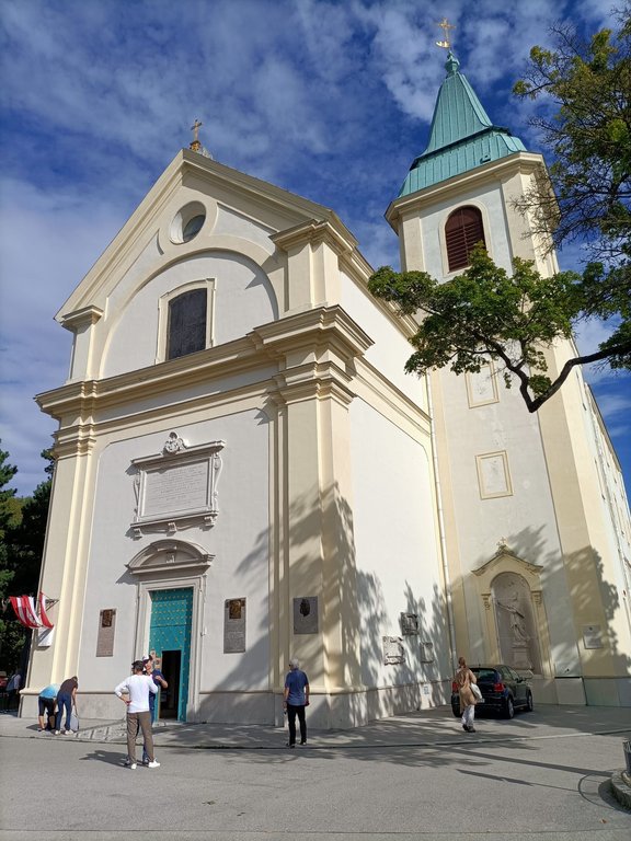 Blick auf die Kirche am Kahlenberg
