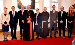 Kardinal Christoph Schönborn mit den Preisträgerinnen und Preisträgern