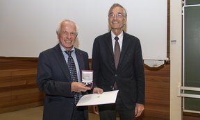 Manfred Husty (links) erhielt das Ehrenkreuz für Wissenschaft und Kunst I. Klasse von Rektor Märk.