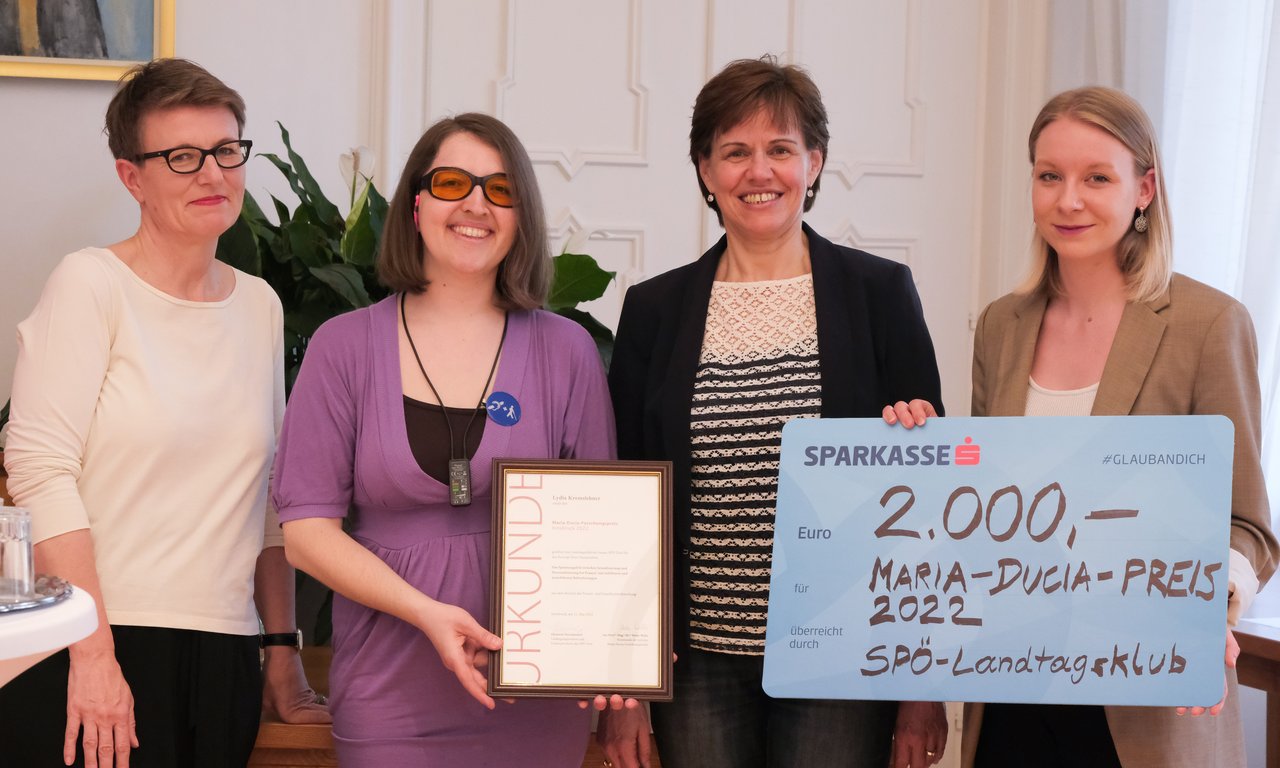 Gruppenfoto: Alexandra Weiss, Lydia Kremslehner, Heike Welte, Elisabeth Fleischanderl, letztere hält eine Tafel mit Scheck-Beschriftung mit dem Betrag 2.000 Euro.
