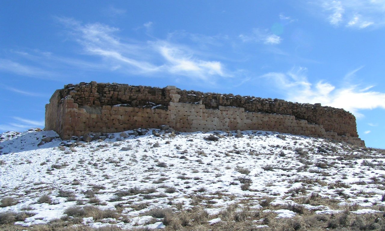 Der Tall-e Takht (Thronhügel) in Pasargadae, eine mit Steinen geebnete Plattform, mit etwas Schnee im Vordergrund