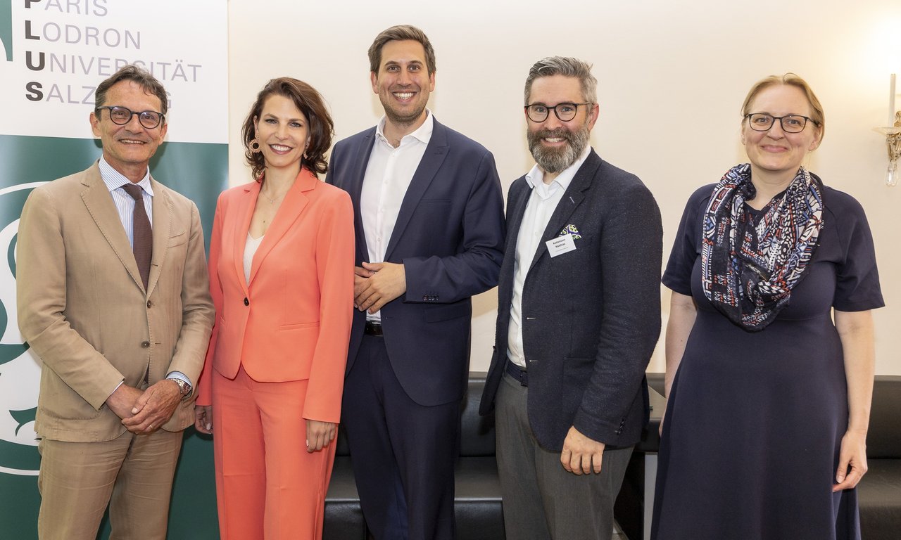 In einer Reihe stehend: Rektor Bernhard Fügenschuh, Landeshauptfrau Karoline Edtstadler, Staatssekretär Alexander Pröll, Koordinator Matthias C. Kettermann und Isabelle Hassler (Bundeskanzleramt).