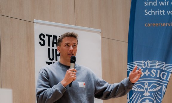 Sprecher bei einer Veranstaltung mit Mikrofon