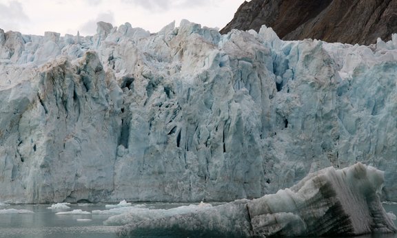 Kalbende Gletscherfront in Svalbard, Spitzbergen, Norwegen.