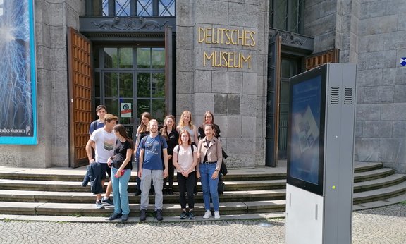 Group in front of the German Museum