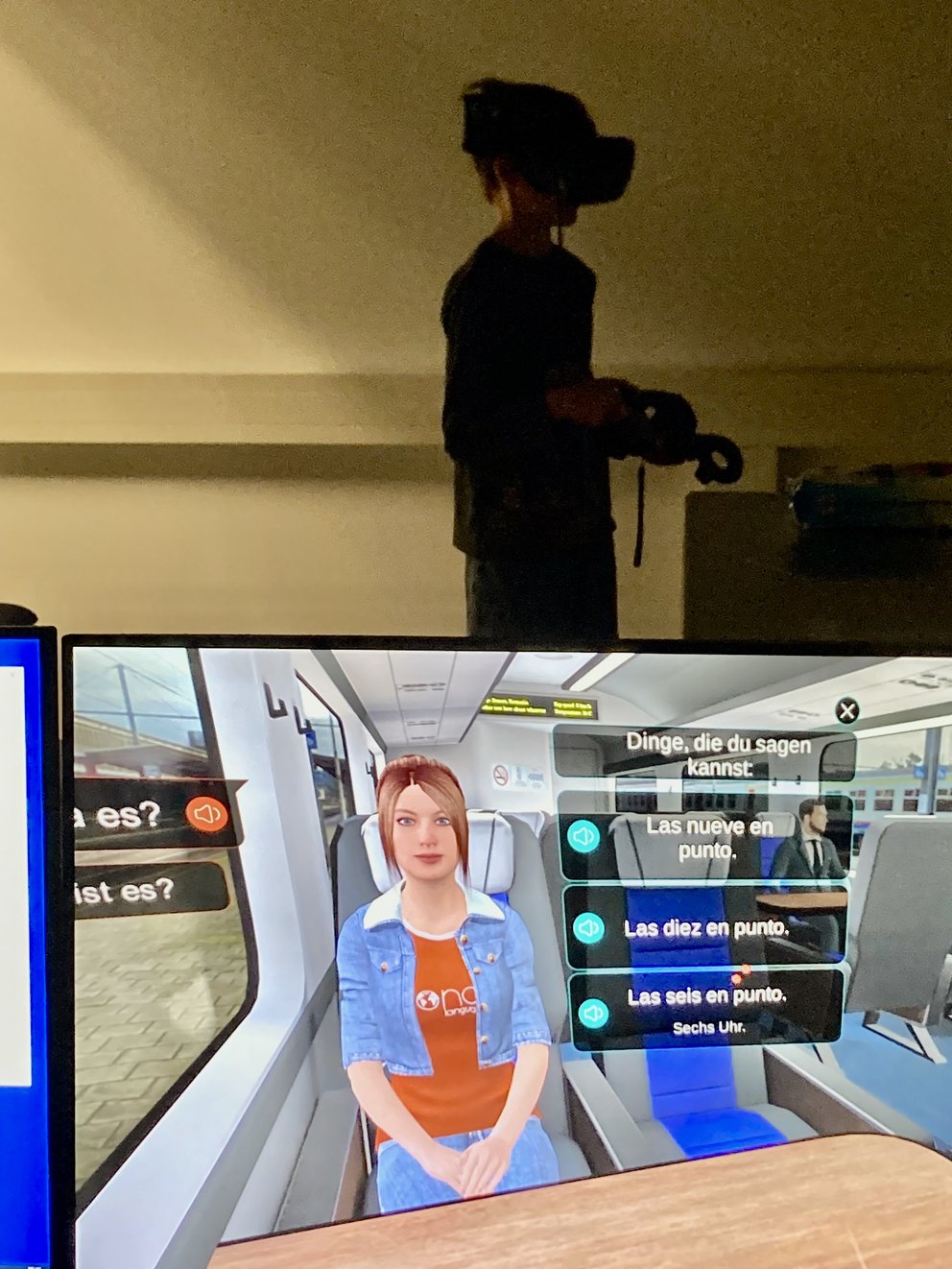 Schülerin mit Virtual Reality Brille