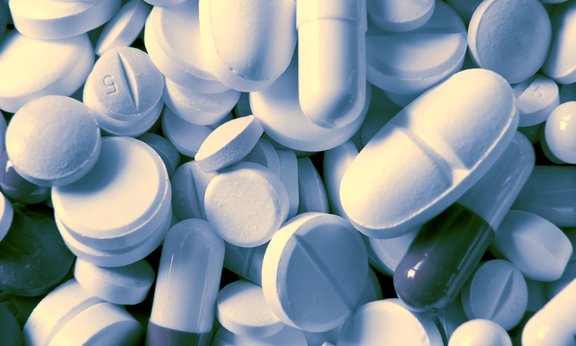 Verschiedene Pillen und Kapseln, die übereinanderliegen