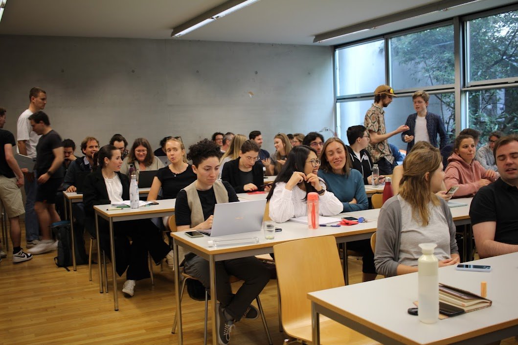Teilnehmer:innen des Climate Action Day in einem Seminarraum
