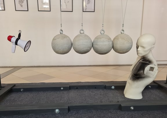 Kunstwerk mit hängenden Betonkugeln