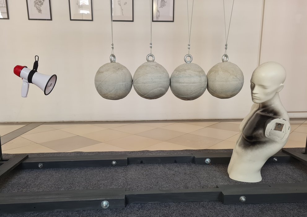 Kunstwerk mit hängenden Betonkugeln