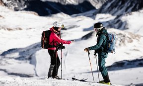 Zwei Skitourengeherinnen im alpinen Gelände