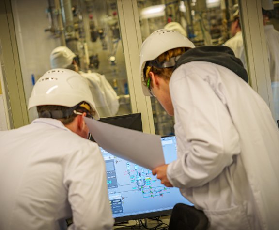 Praxistag Technische Chemie Studierende vorm PC