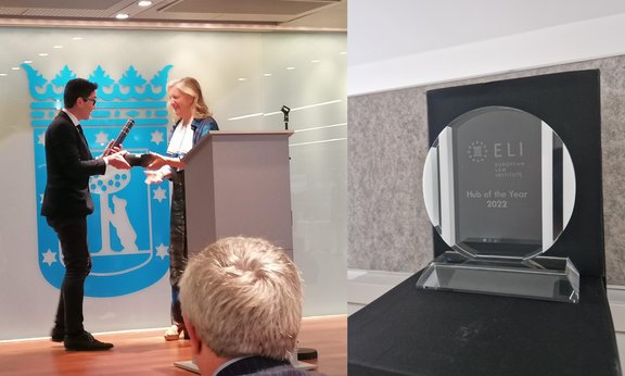 Eine Frau überreicht einem Mann eine Trophäe, recht die Trophäe in Groß