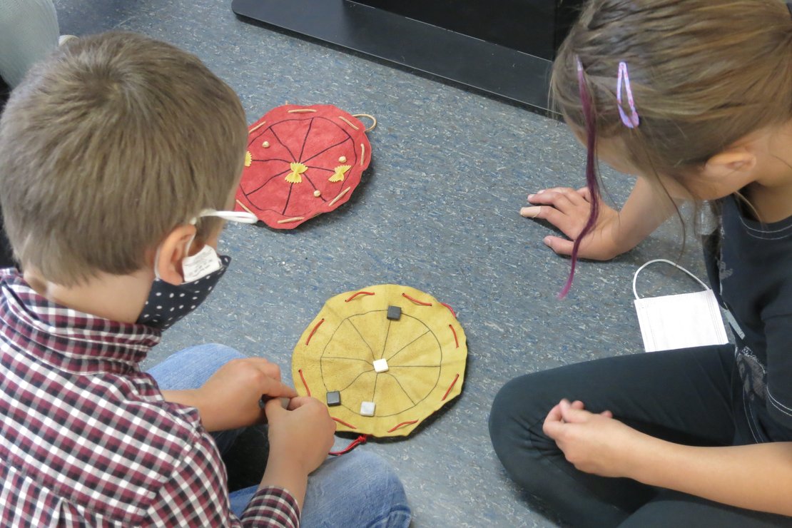 Kinder spielen ein römisches Spiel