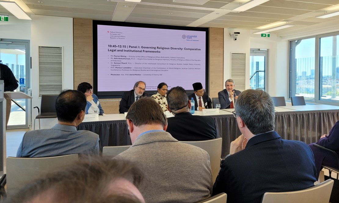 Blick in die Skyline zum Pannel I, die Referent:innen am Pult.