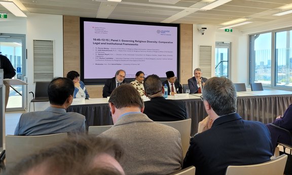 Blick in die Skyline zum Pannel I, die Referent:innen am Pult.