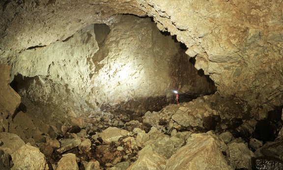 Blick in eine große ausgeleuchtete Höhlenkammer