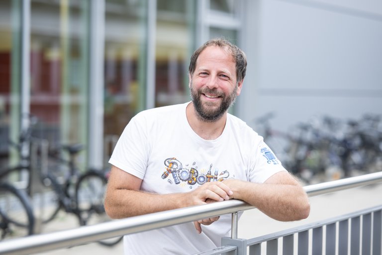 Mitarbeiter:innenporträt Simon Haller-Seeber
