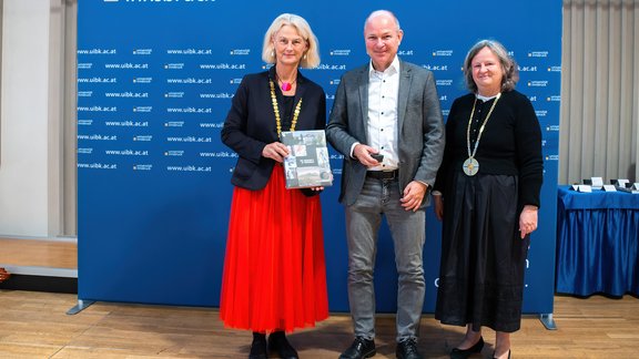 Rektorin Veronika Sexl, Jörg Lücke, Laudatorin Dekanin Ruth Breu