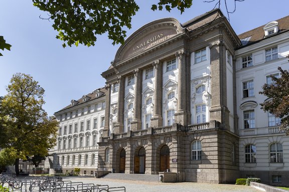 Bild des Hauptgebäudes der Universität - Innrain 52 als Symbol für das Amt der Universität