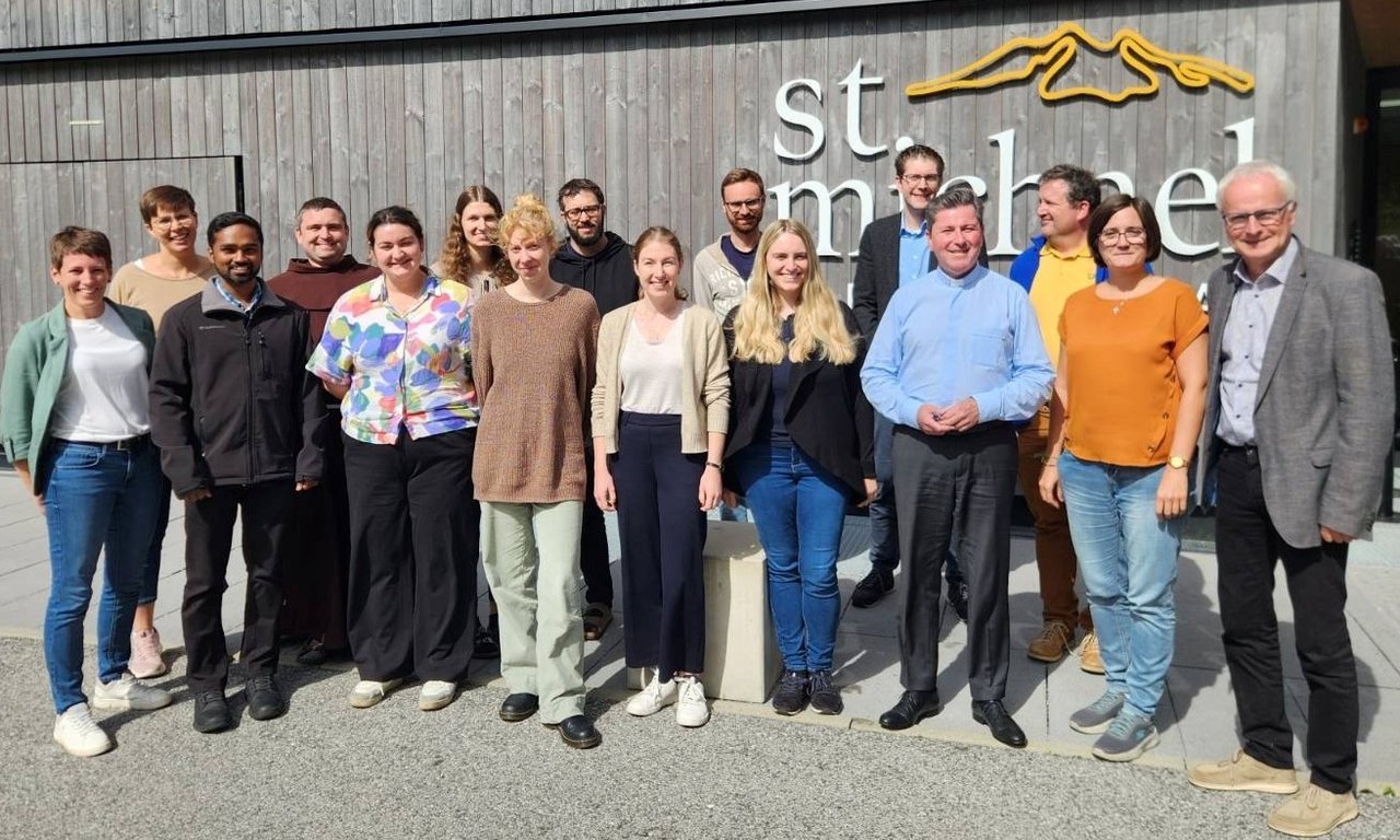 Zu sehen sind die Teilnehmer:innen des Pastoraljahrs 2025/2026 auf einem Gruppenfoto.