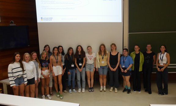 Group photo of participants in the Sommertechnikum MINT 2023 along with the workshop instructors.