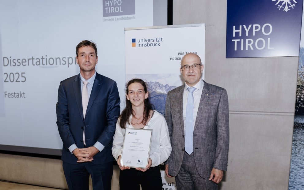 v.l.n.r.: Geschäftsstellenleiter Hypo Tirol Daniel Senn, Elisabeth Entfellner, Vizerektor für Forschung Gregor Weihs