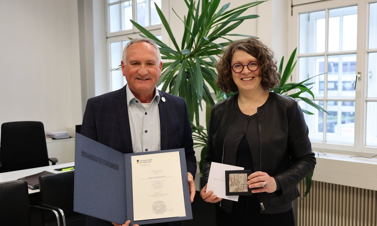 Buchpate Richard Neumann und die Leiterin der Bibliothek Eva Ramminger