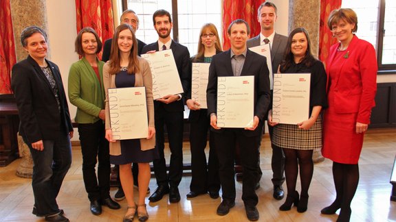 Die Preisträgerinnen und Preisträger mit Vertreterinnen und Vertretern von Universität und Stadt Innsbruck.