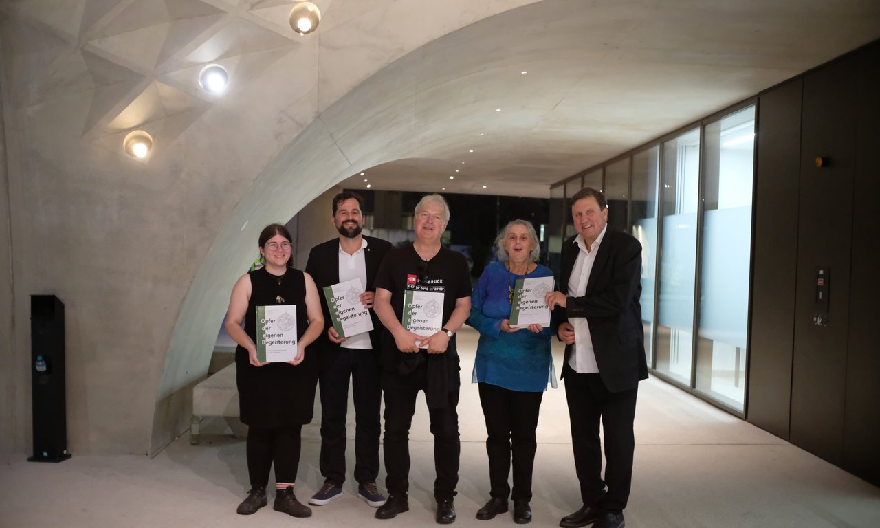Gruppenfoto: Fünf Personen stehen im Eingangsbereich des Ágnes-Heller-Hauses.