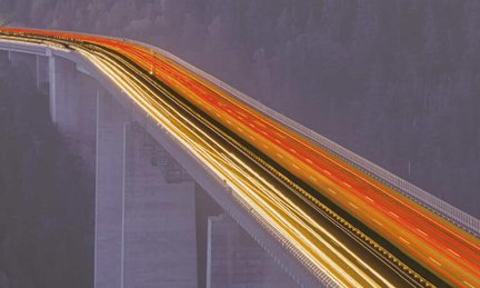 Autobahn mit langer Belichtungszeit aufgenommen