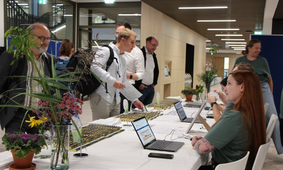 Teilnehmer:innen bei der Registrierung