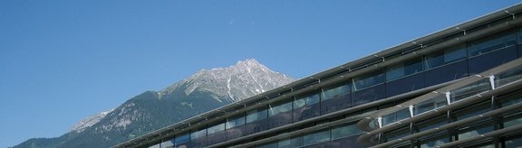 Banner: SoWi-Gebäude und Berggipfel