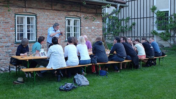 Ausklang am Abend in Seitenstetten bei einem gemütlichen Zusammensein und einer fundierten fachlichen Einführung in die Besonderheiten regionaler Produkte, ihrer Produktion, ihrem Vertrieb und - freilich - ihrer Verkostung.