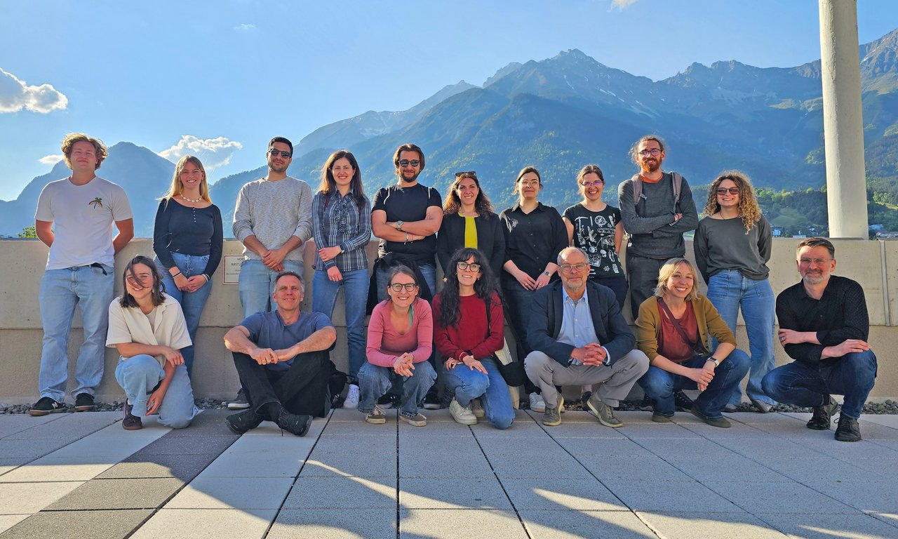 Personen auf einem Gruppenfoto