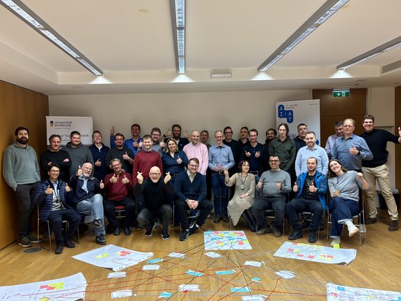 Mehrere Personen stehen in einer Reihe