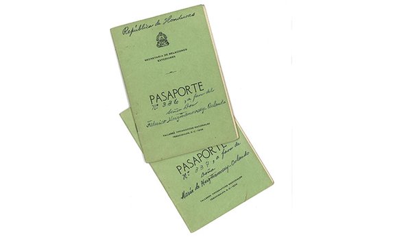 Nachlass Fritz von Herzmanovsky-Orlando, 2 Reisepässe, 10,5 x 15,5 cm, grüner Umschlag mit handschriftlicher Hinzufügung des ausstellenden Landes