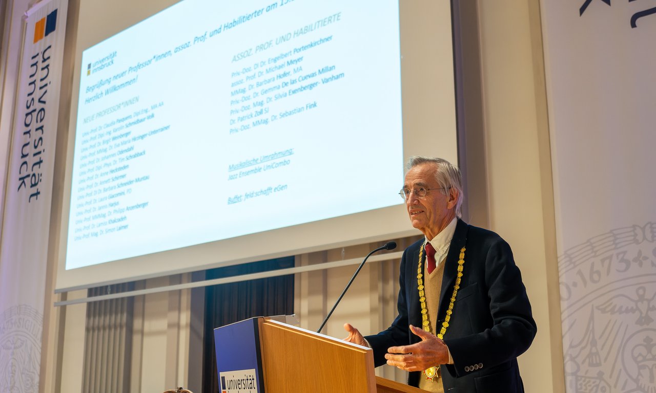 Rektor Tilmann Märk hält seine Rede in der Aula