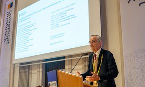 Rektor Tilmann Märk hält seine Rede in der Aula