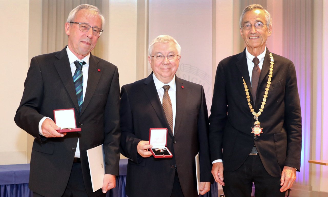 Peter Zoller und Rainer Blatt erhalten von Tilmann Märk das Ehrenkreuz