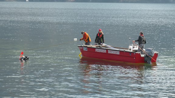 Bohrungen unter Wasser im Traunsee durch das Kuratorium Pfahlbauten